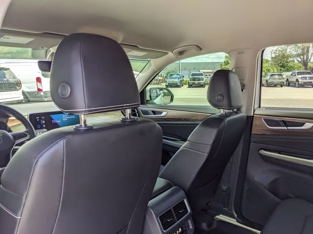 2024 Pure White Volkswagen Atlas 2.0T SE w/Technology FWD SUV