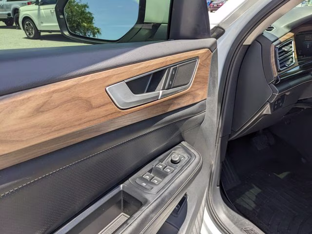 2024 Pure White Volkswagen Atlas 2.0T SE w/Technology FWD SUV