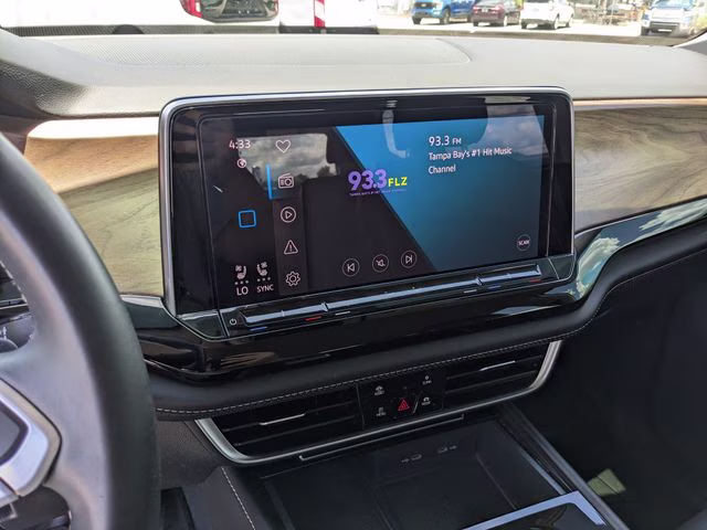 2024 Pure White Volkswagen Atlas 2.0T SE w/Technology FWD SUV