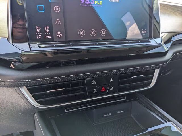 2024 Pure White Volkswagen Atlas 2.0T SE w/Technology FWD SUV