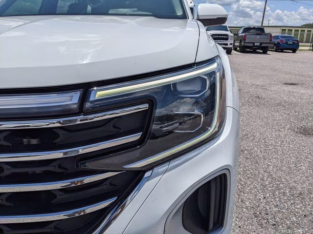 2024 Pure White Volkswagen Atlas 2.0T SE w/Technology FWD SUV
