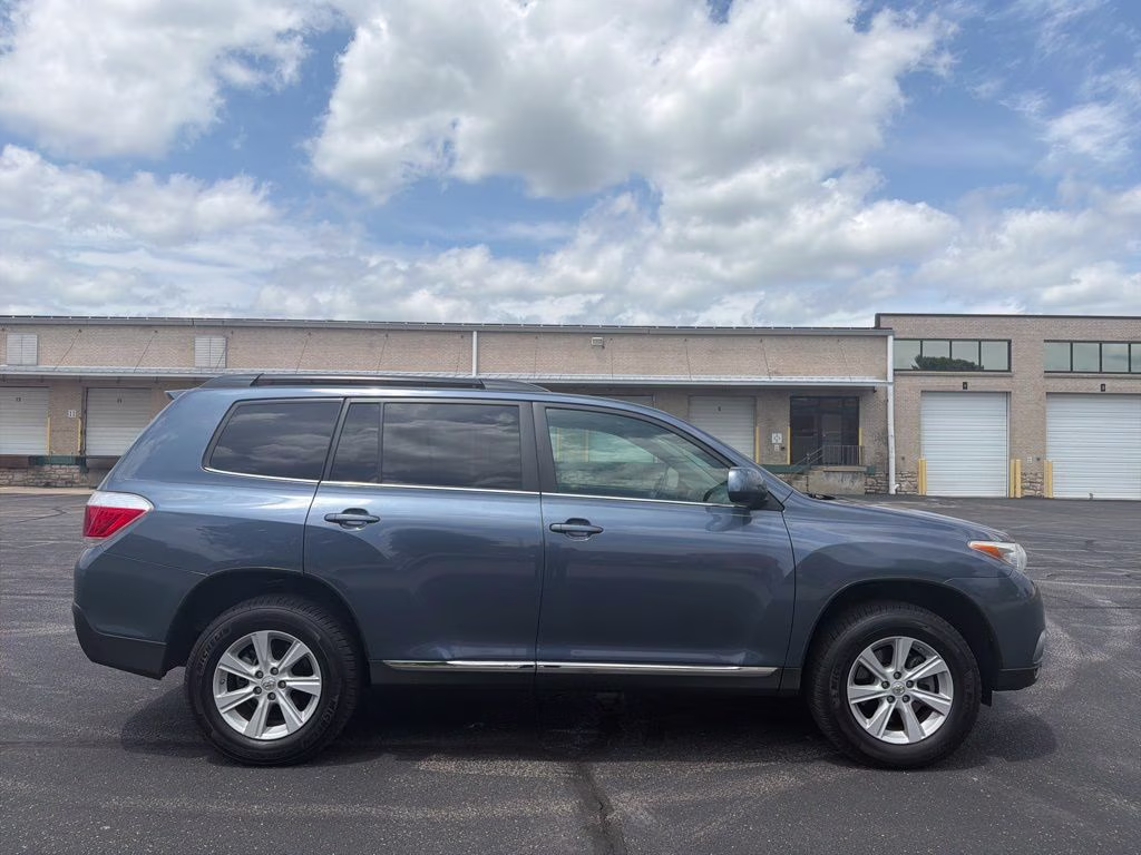 2013 Shoreline Blue Metallic Toyota Highlander SE 4X4 SUV