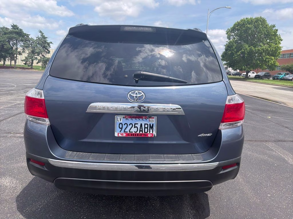 2013 Shoreline Blue Metallic Toyota Highlander SE 4X4 SUV