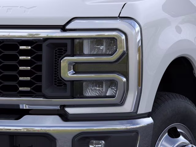 2026 Oxford White Ford Super Duty F-350 DRW Lariat DRW 4X4 Truck