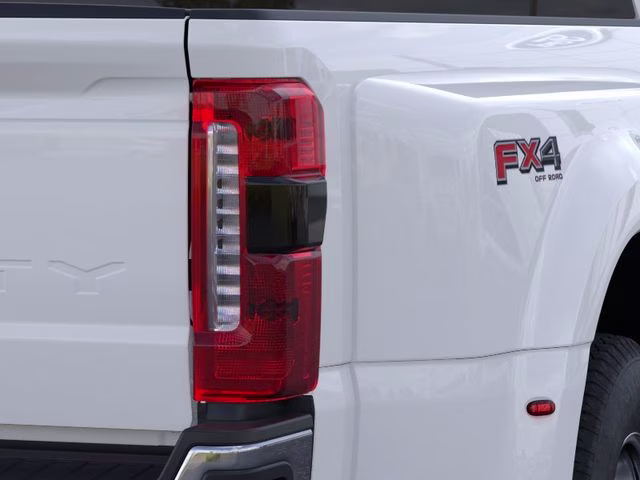 2026 Oxford White Ford Super Duty F-350 DRW Lariat DRW 4X4 Truck