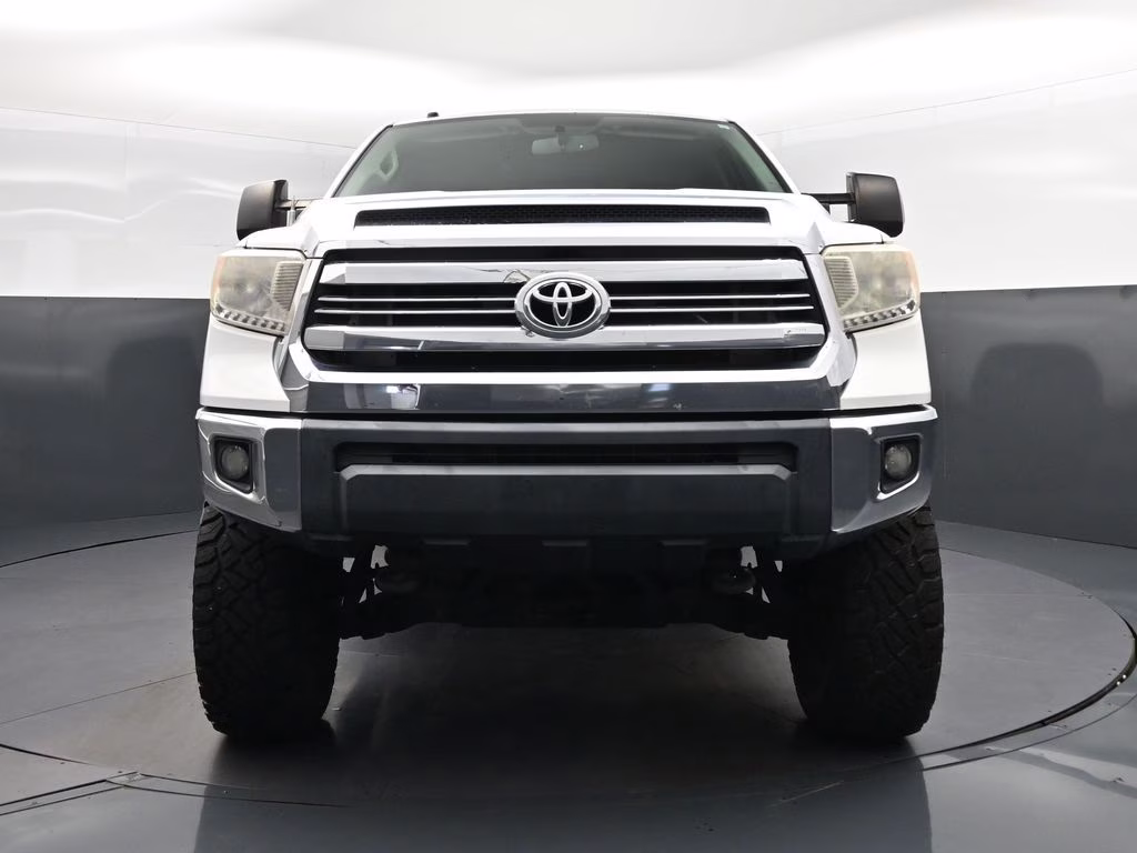 2016 Super White Toyota Tundra SR5 4X4 Truck