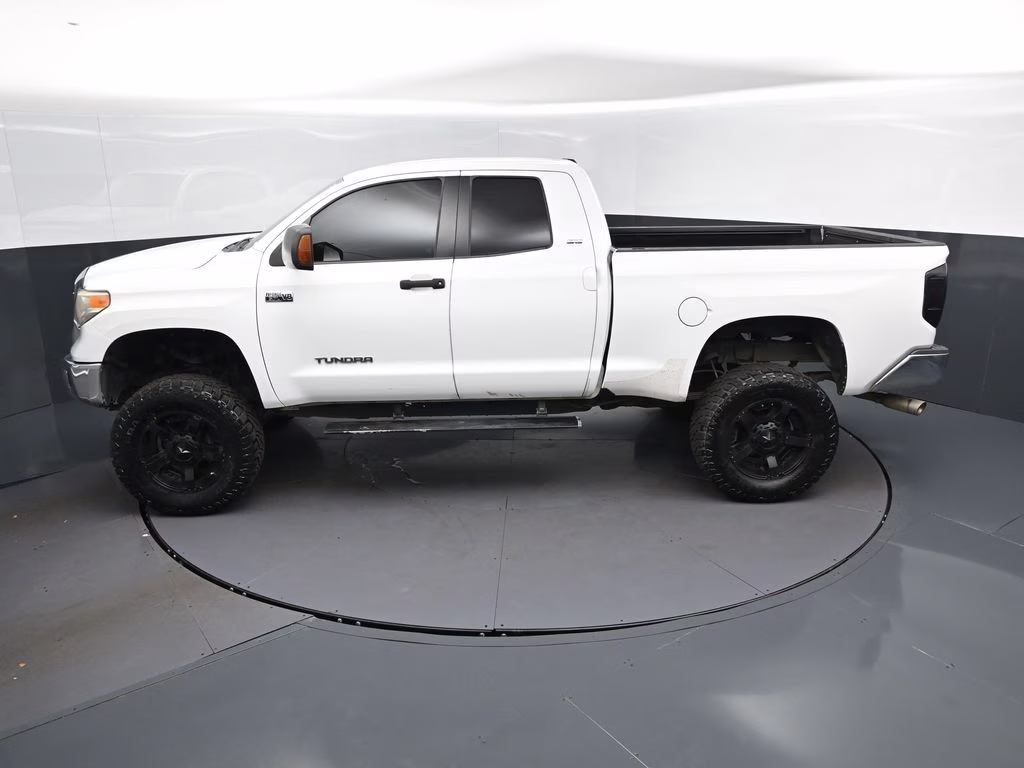 2016 Super White Toyota Tundra SR5 4X4 Truck