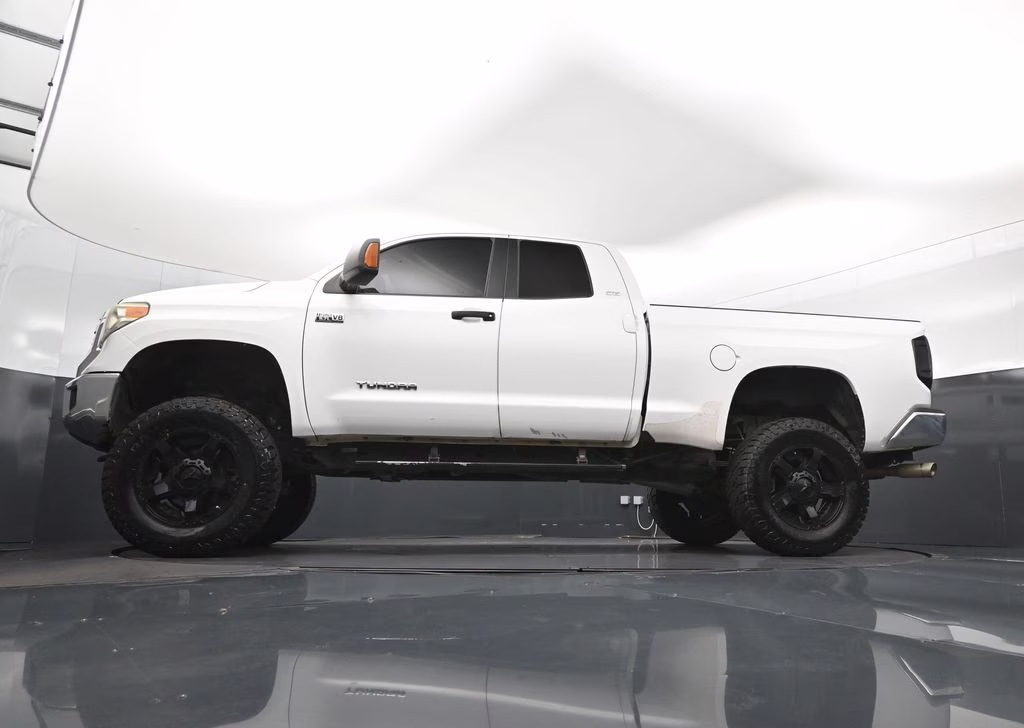 2016 Super White Toyota Tundra SR5 4X4 Truck