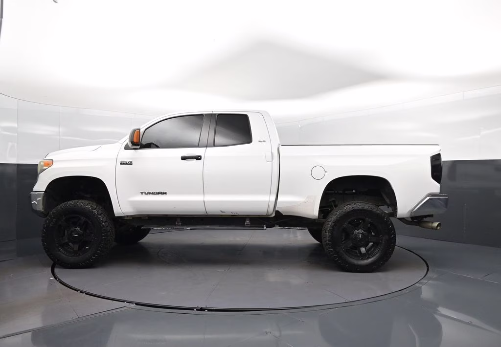 2016 Super White Toyota Tundra SR5 4X4 Truck