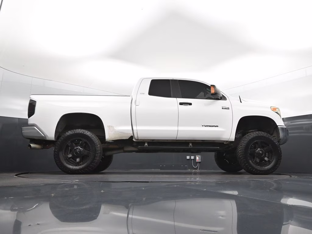 2016 Super White Toyota Tundra SR5 4X4 Truck