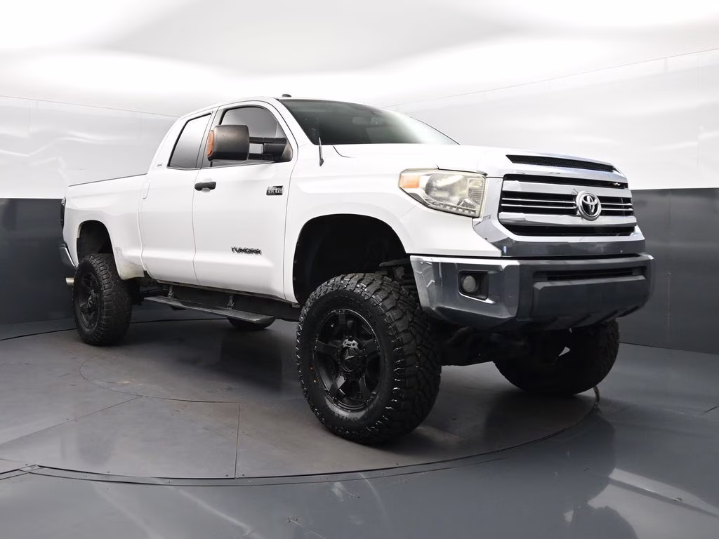 2016 Super White Toyota Tundra SR5 4X4 Truck