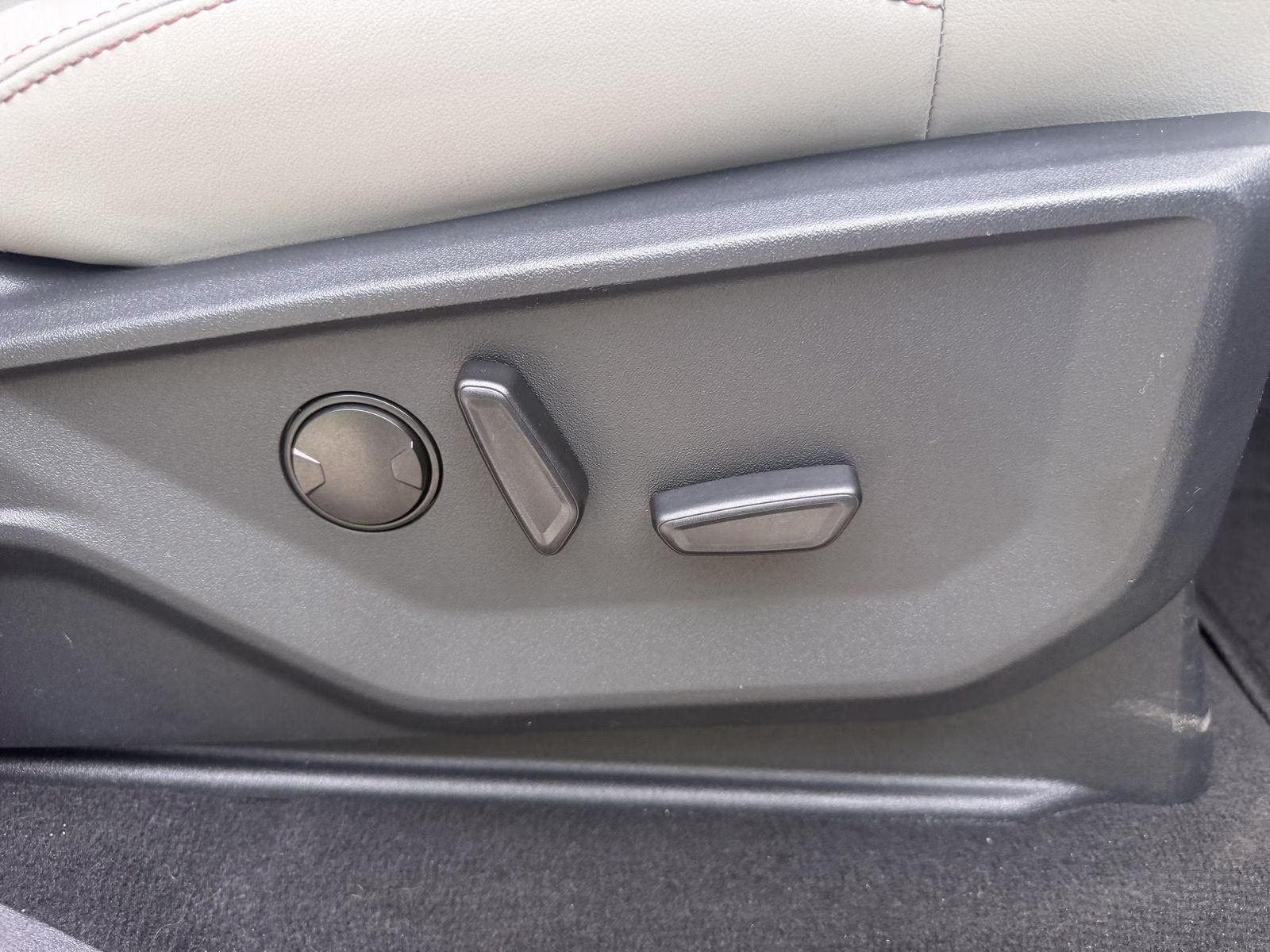 2025 Space Silver Ford Expedition Active 4X4 SUV