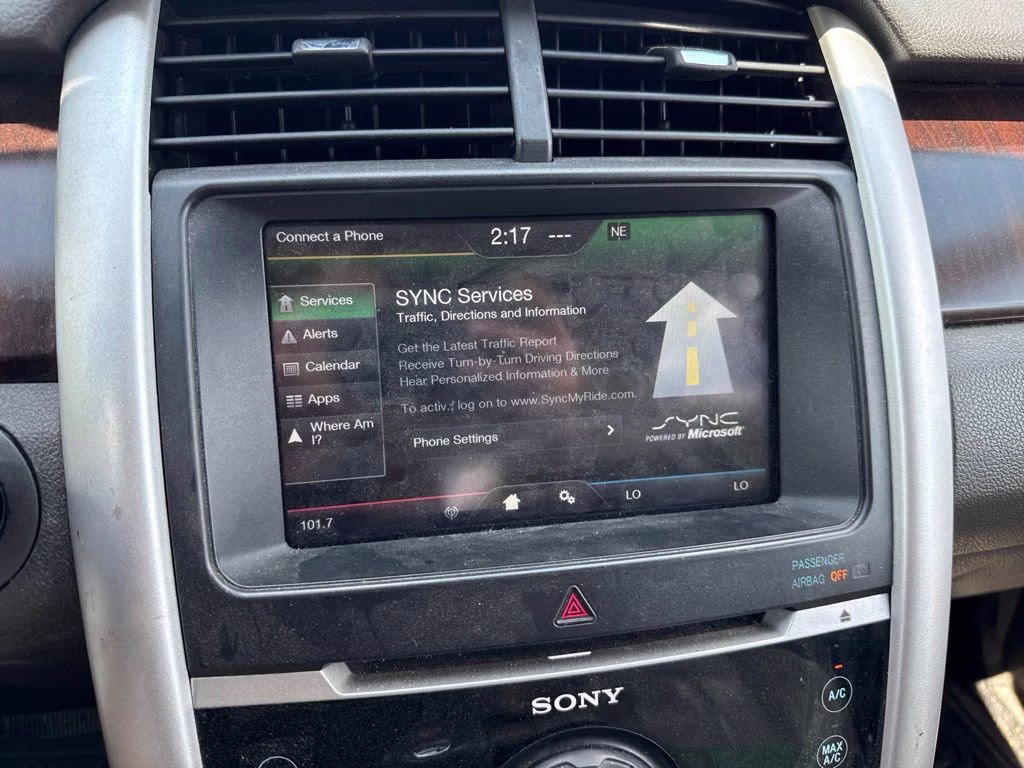 2012 White Platinum Clearcoat Metallic Ford Edge Limited FWD SUV