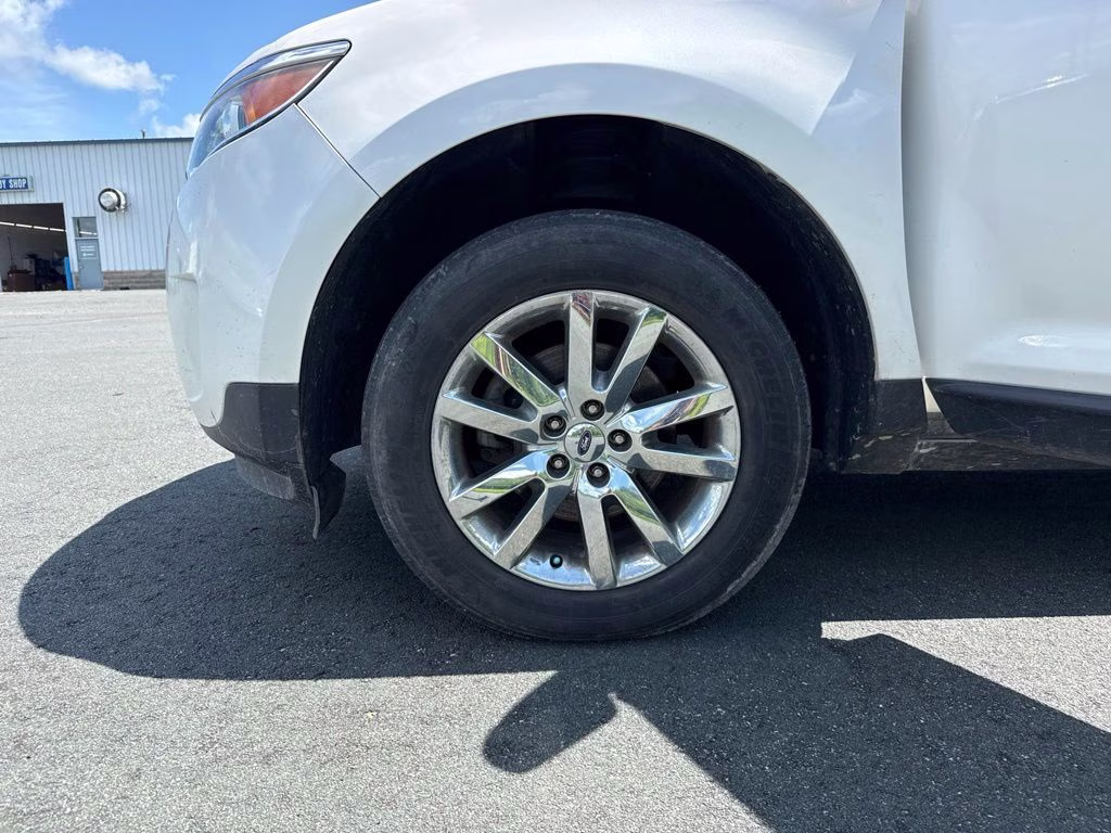 2012 White Platinum Clearcoat Metallic Ford Edge Limited FWD SUV