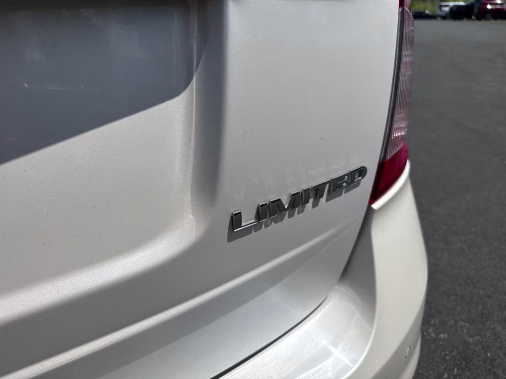 2012 White Platinum Clearcoat Metallic Ford Edge Limited FWD SUV