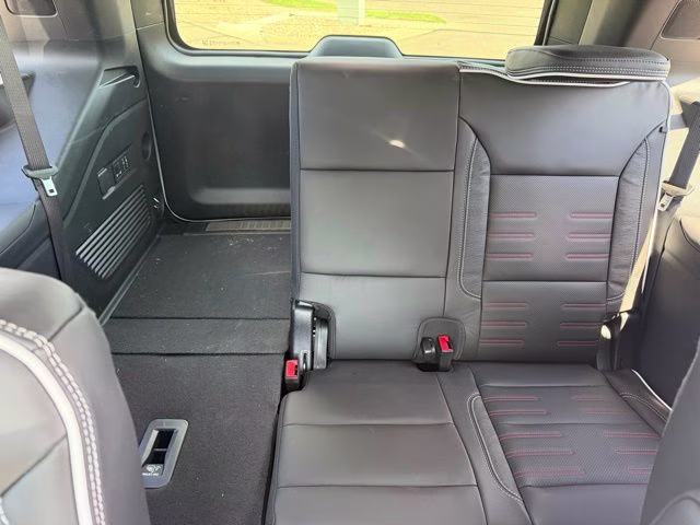 2025 Summit White GMC Yukon AT4 Ultimate 4X4 SUV