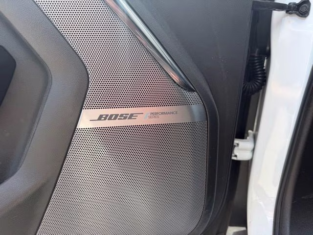 2025 Summit White GMC Yukon AT4 Ultimate 4X4 SUV
