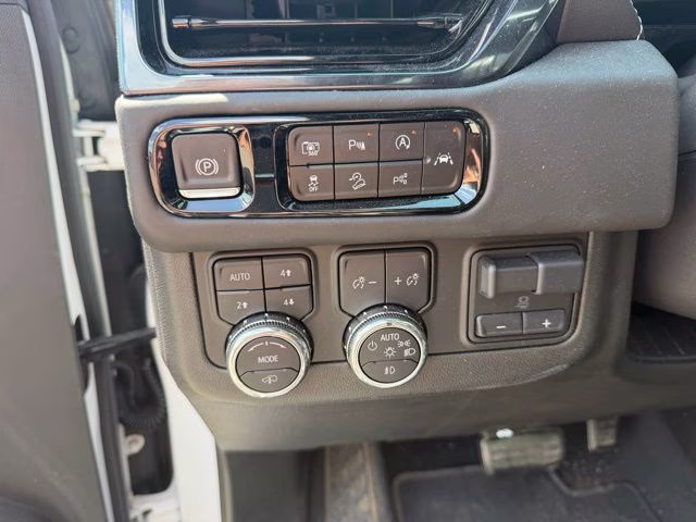 2025 Summit White GMC Yukon AT4 Ultimate 4X4 SUV