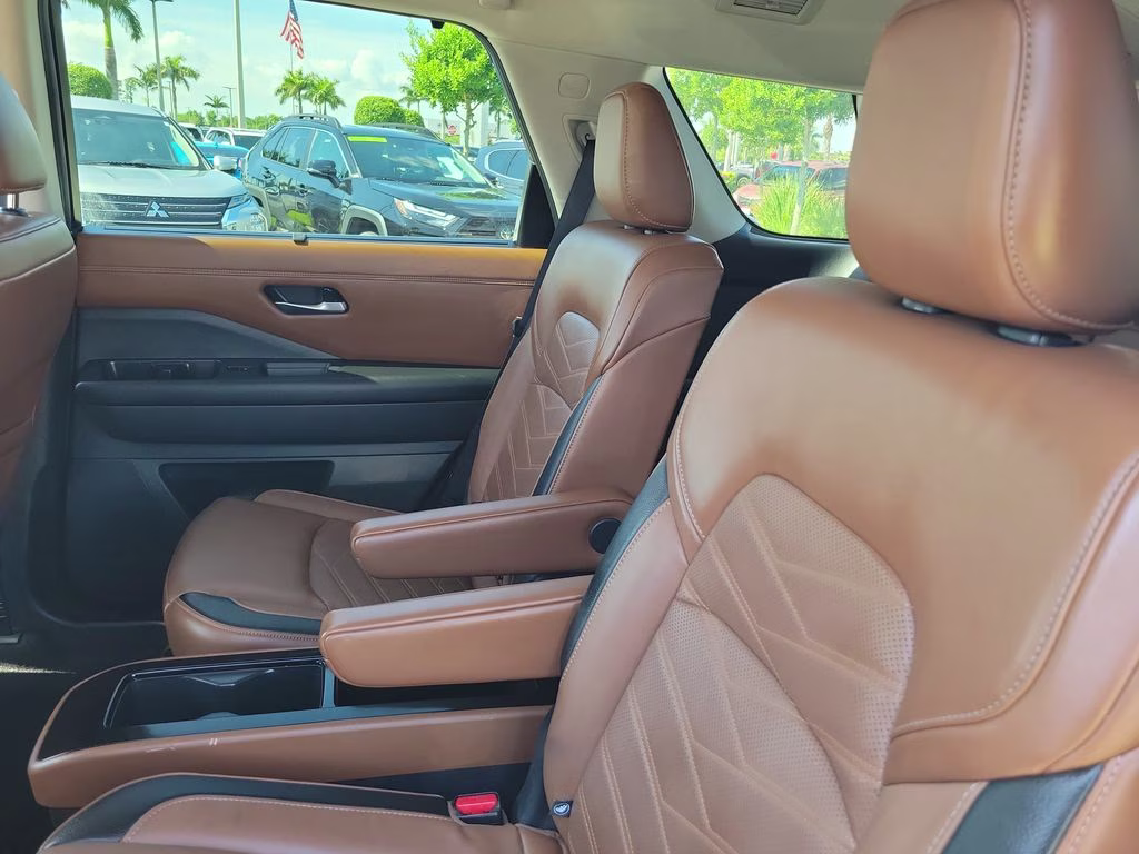 2023 Boulder Gray Pearl Nissan Pathfinder Platinum FWD SUV