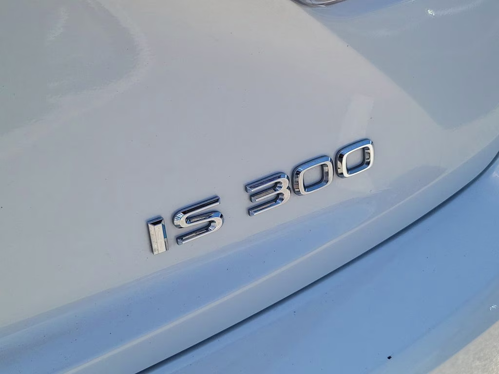 2019 White Pearl Lexus IS 300 RWD Sedan