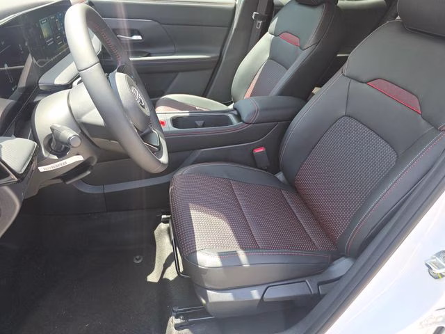 2026 Aspen White/Super Black Nissan Kicks SR AWD SUV
