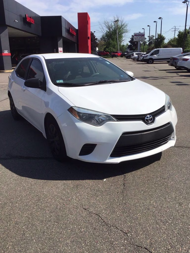 2014 Super White Toyota Corolla LE FWD Sedan