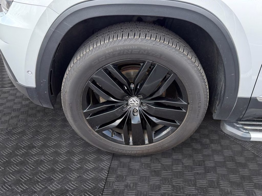 2018 Reflex Silver Metallic Volkswagen Atlas SEL Premium w/Towing AWD SUV