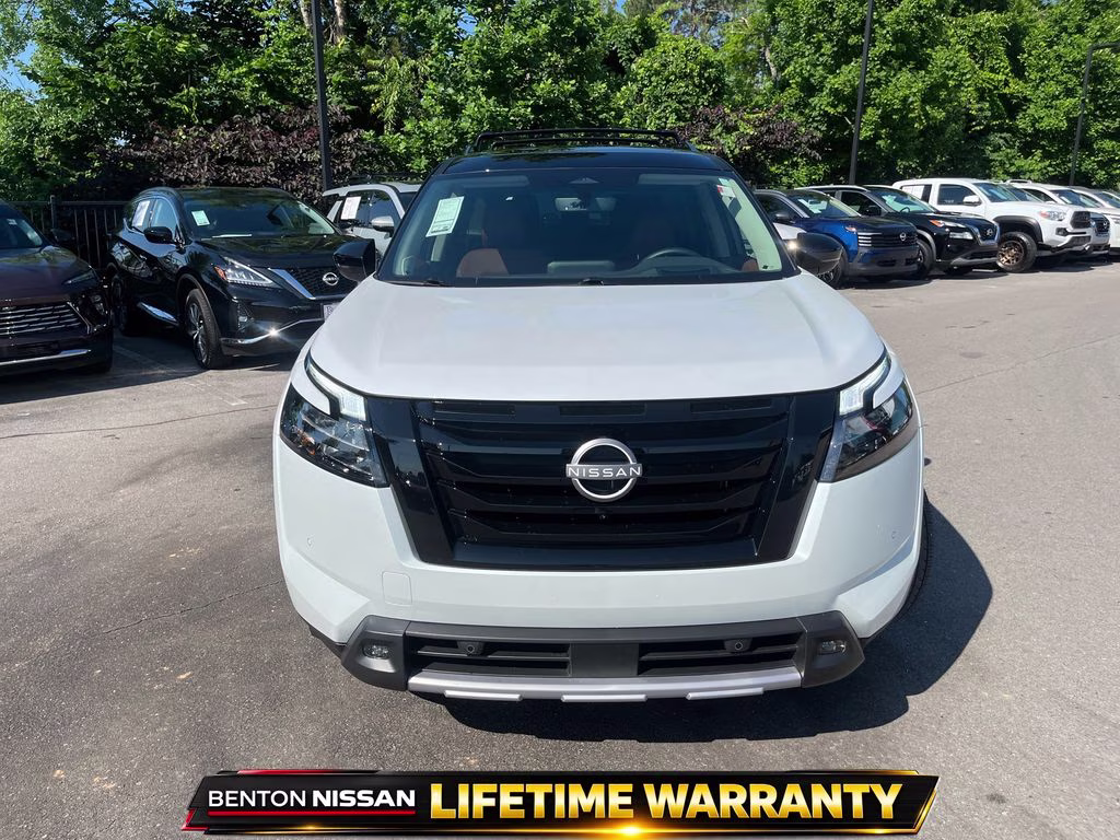 2025 Everest White Pearl/Black Nissan Pathfinder Platinum FWD SUV