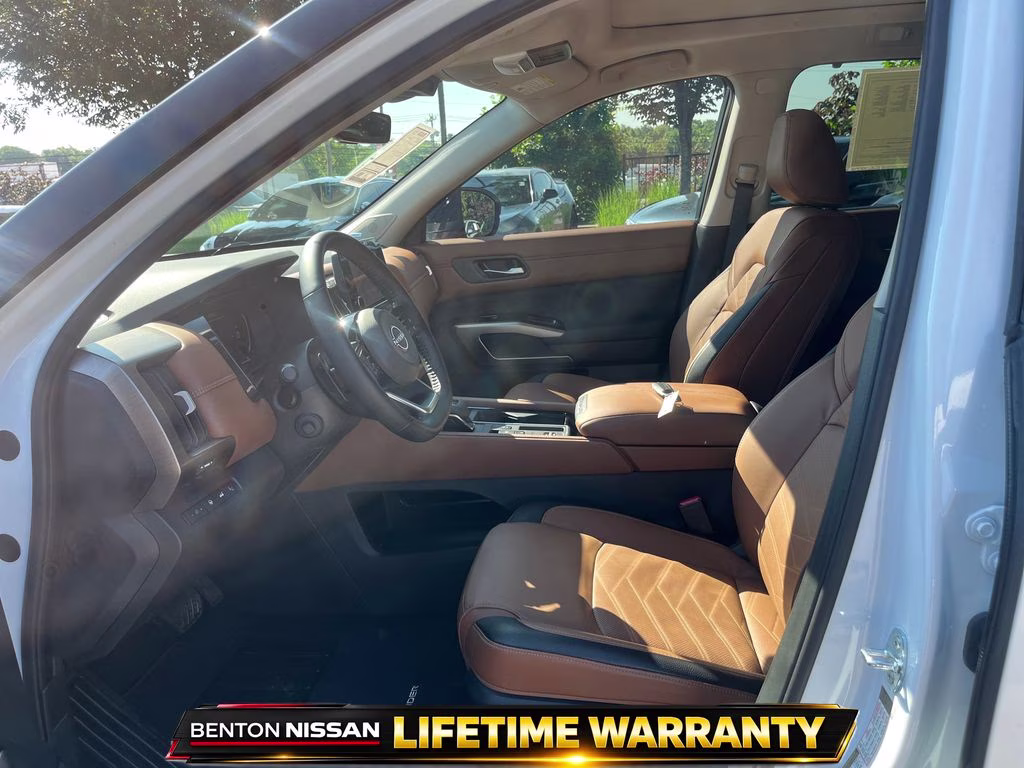 2025 Everest White Pearl/Black Nissan Pathfinder Platinum FWD SUV