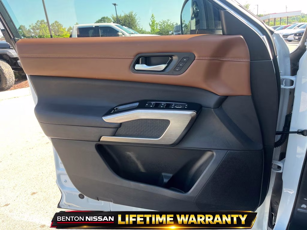 2025 Everest White Pearl/Black Nissan Pathfinder Platinum FWD SUV