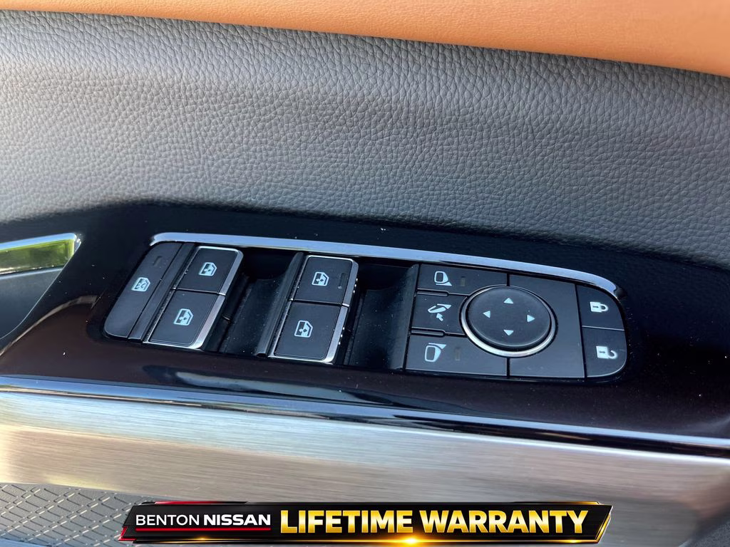 2025 Everest White Pearl/Black Nissan Pathfinder Platinum FWD SUV