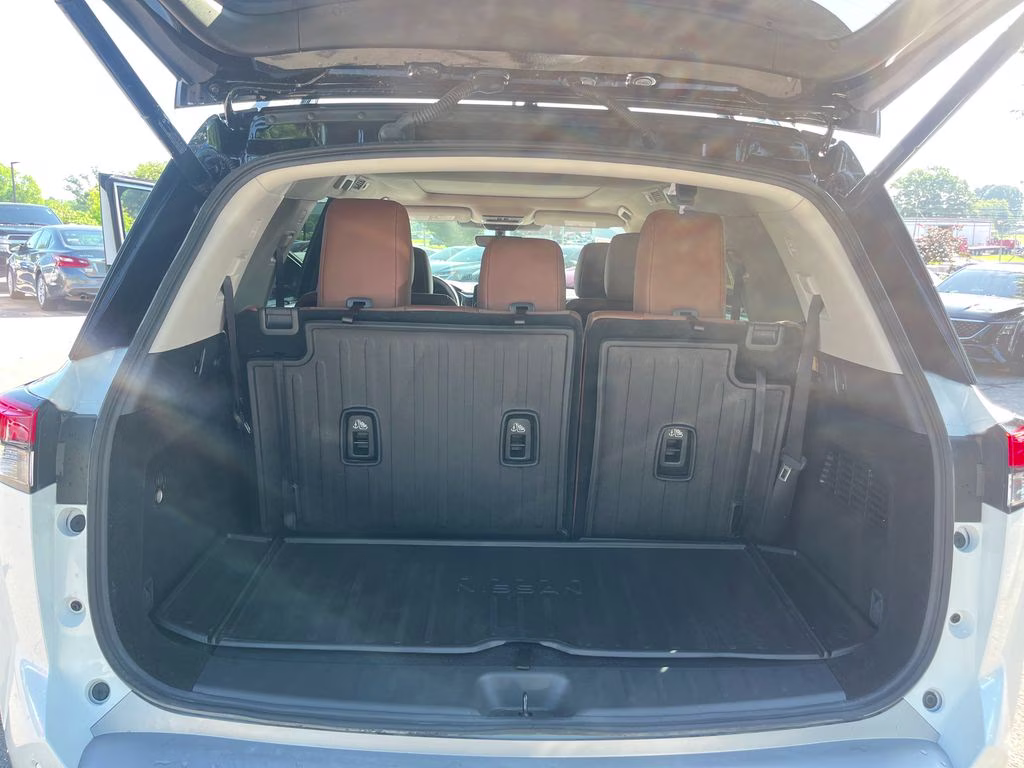 2025 Everest White Pearl/Black Nissan Pathfinder Platinum FWD SUV