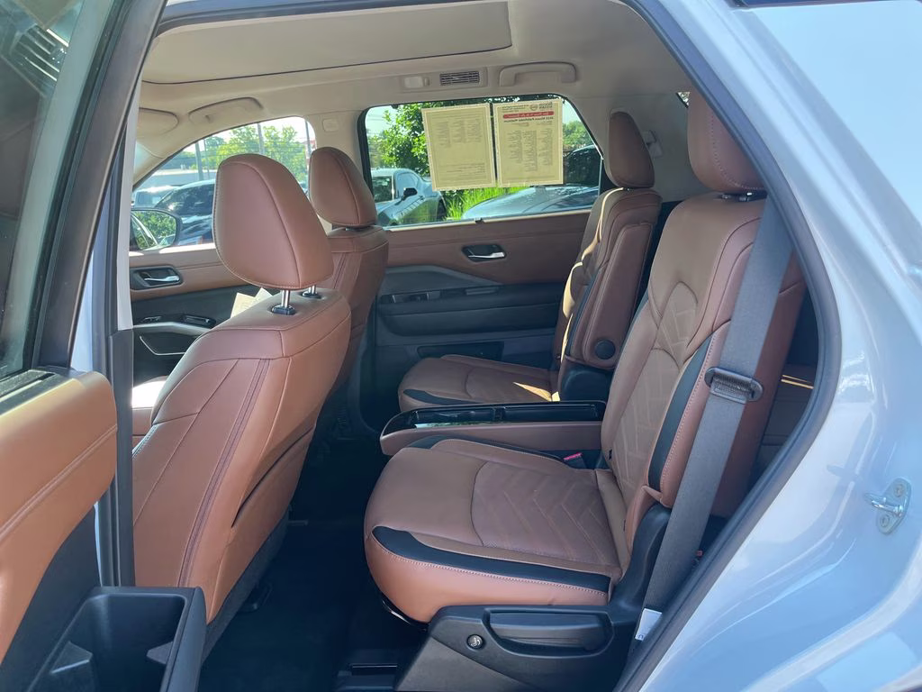 2025 Everest White Pearl/Black Nissan Pathfinder Platinum FWD SUV
