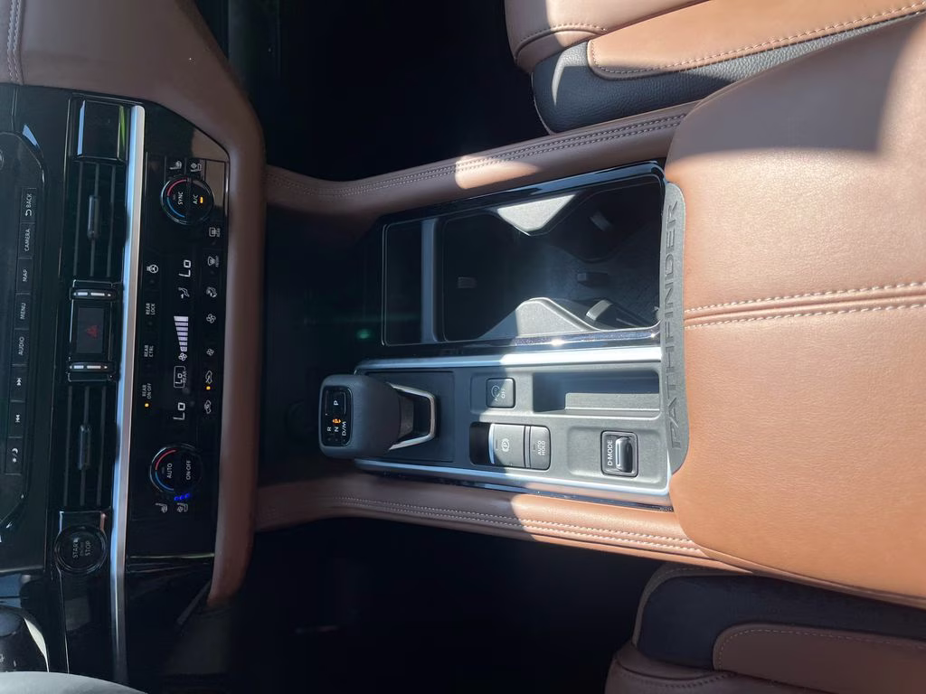 2025 Everest White Pearl/Black Nissan Pathfinder Platinum FWD SUV