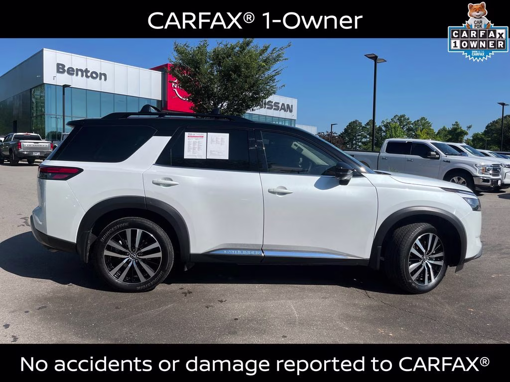 2025 Everest White Pearl/Black Nissan Pathfinder Platinum FWD SUV