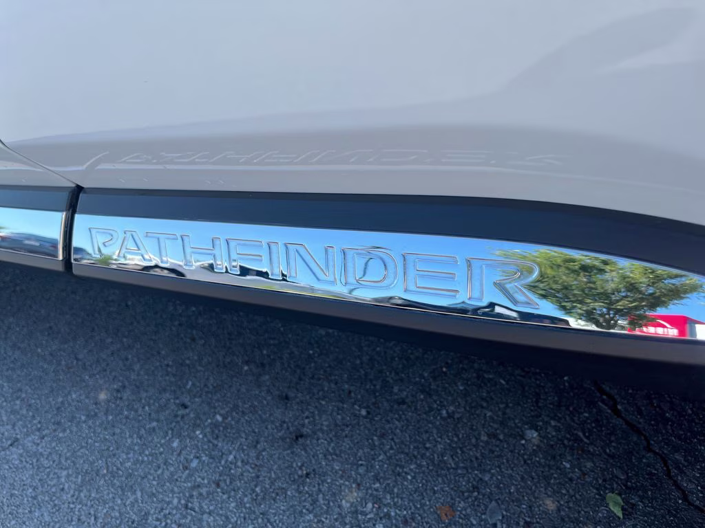 2025 Everest White Pearl/Black Nissan Pathfinder Platinum FWD SUV