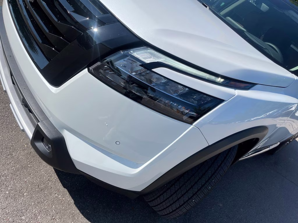 2025 Everest White Pearl/Black Nissan Pathfinder Platinum FWD SUV