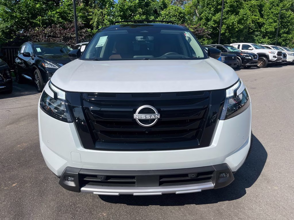 2025 Everest White Pearl/Black Nissan Pathfinder Platinum FWD SUV