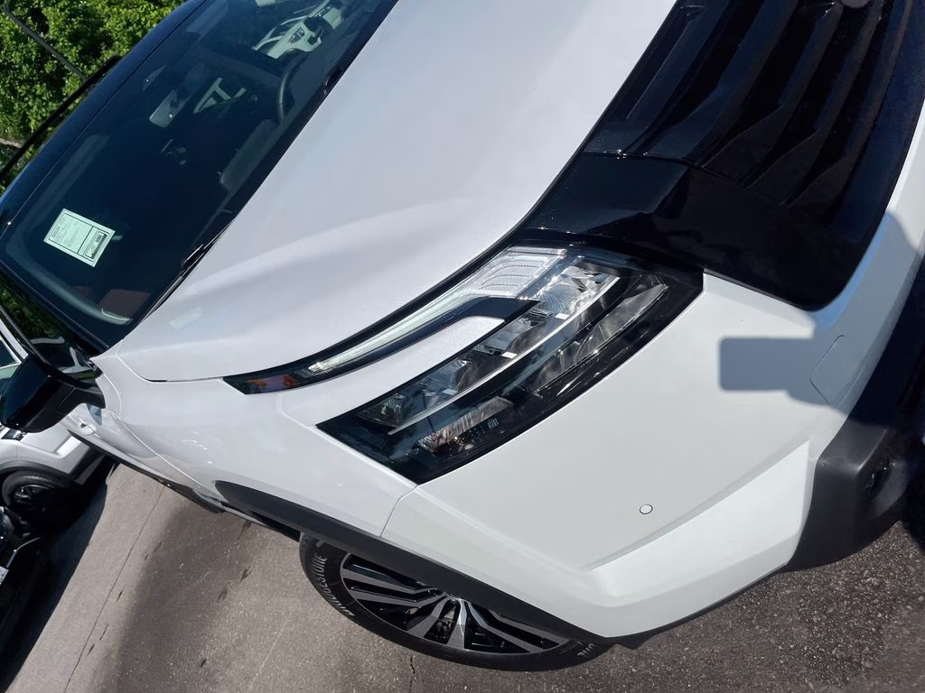 2025 Everest White Pearl/Black Nissan Pathfinder Platinum FWD SUV