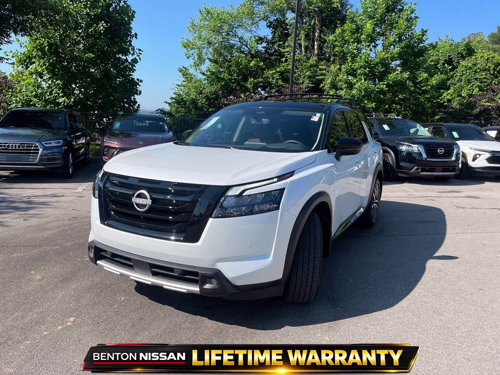 2025 Everest White Pearl/Black Nissan Pathfinder Platinum FWD SUV
