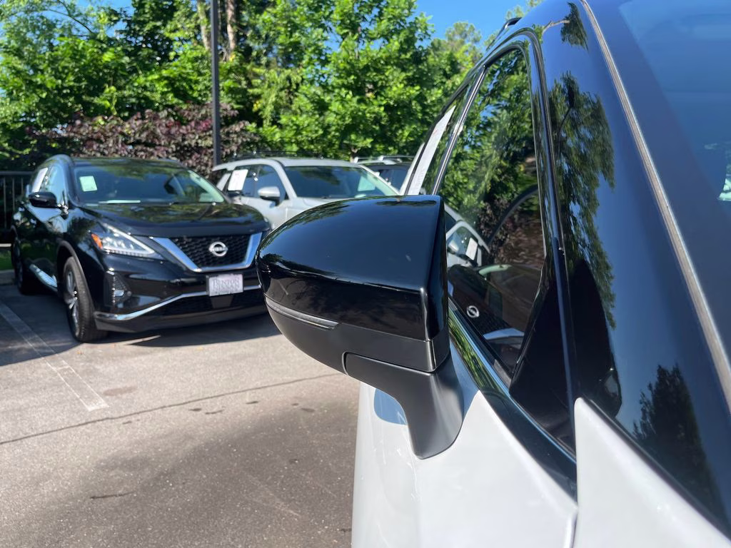 2025 Everest White Pearl/Black Nissan Pathfinder Platinum FWD SUV