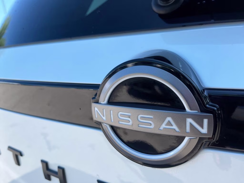 2025 Everest White Pearl/Black Nissan Pathfinder Platinum FWD SUV
