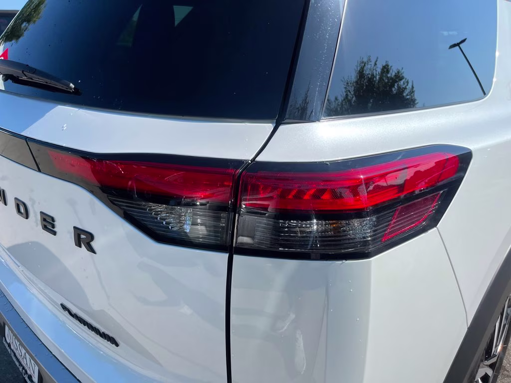 2025 Everest White Pearl/Black Nissan Pathfinder Platinum FWD SUV