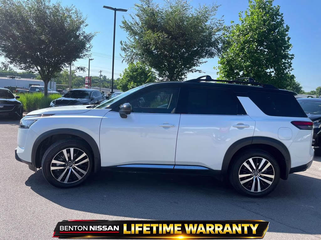 2025 Everest White Pearl/Black Nissan Pathfinder Platinum FWD SUV