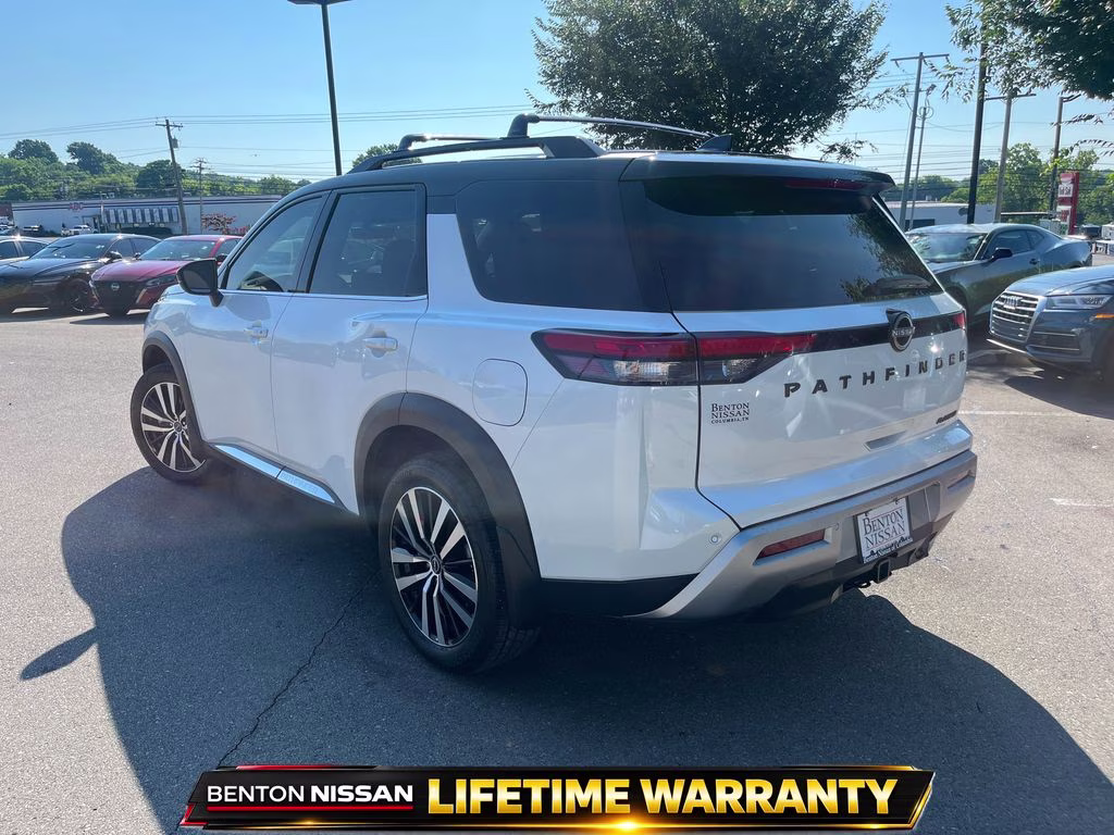 2025 Everest White Pearl/Black Nissan Pathfinder Platinum FWD SUV