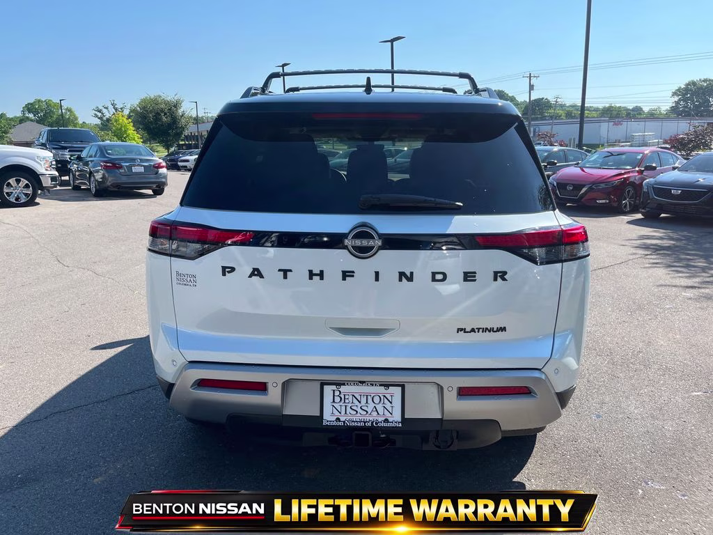 2025 Everest White Pearl/Black Nissan Pathfinder Platinum FWD SUV