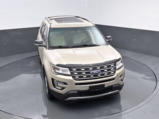 2017 White Gold Metallic Ford Explorer XLT 4X4 SUV