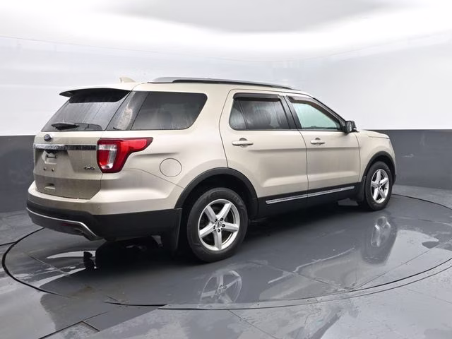 2017 White Gold Metallic Ford Explorer XLT 4X4 SUV