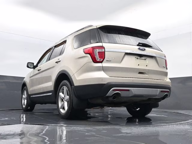 2017 White Gold Metallic Ford Explorer XLT 4X4 SUV