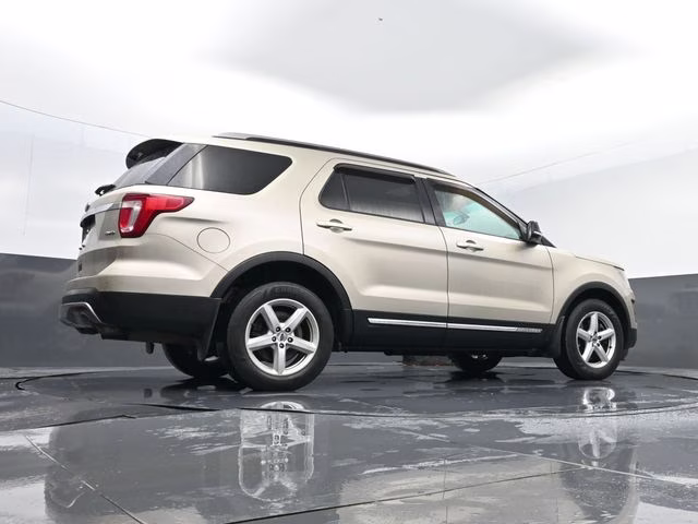 2017 White Gold Metallic Ford Explorer XLT 4X4 SUV